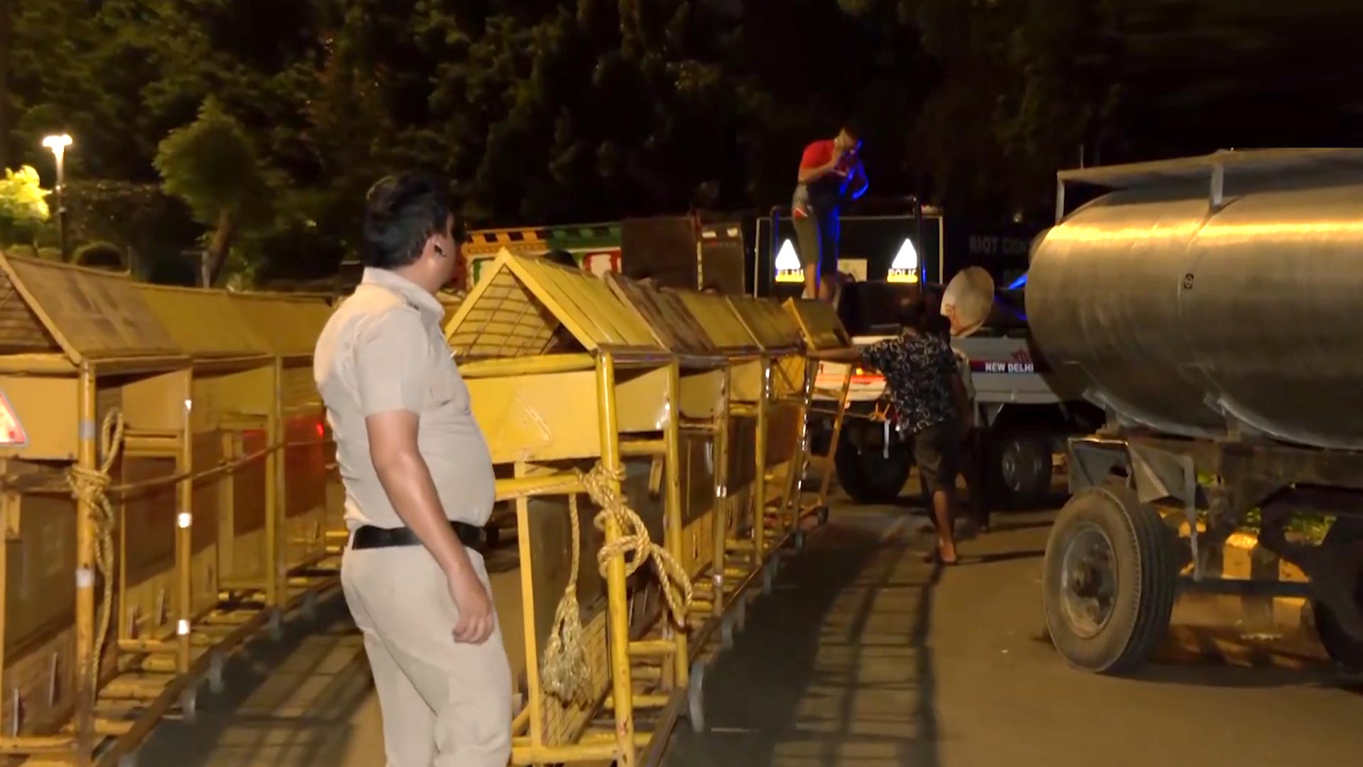 Delhi Police Fortifies Jantar Mantar With Welded Barricades Amid CJP Protest