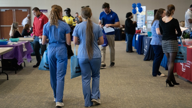 US Jobless Claims Fall To 215,000, Signalling Layoffs Remain Limited
