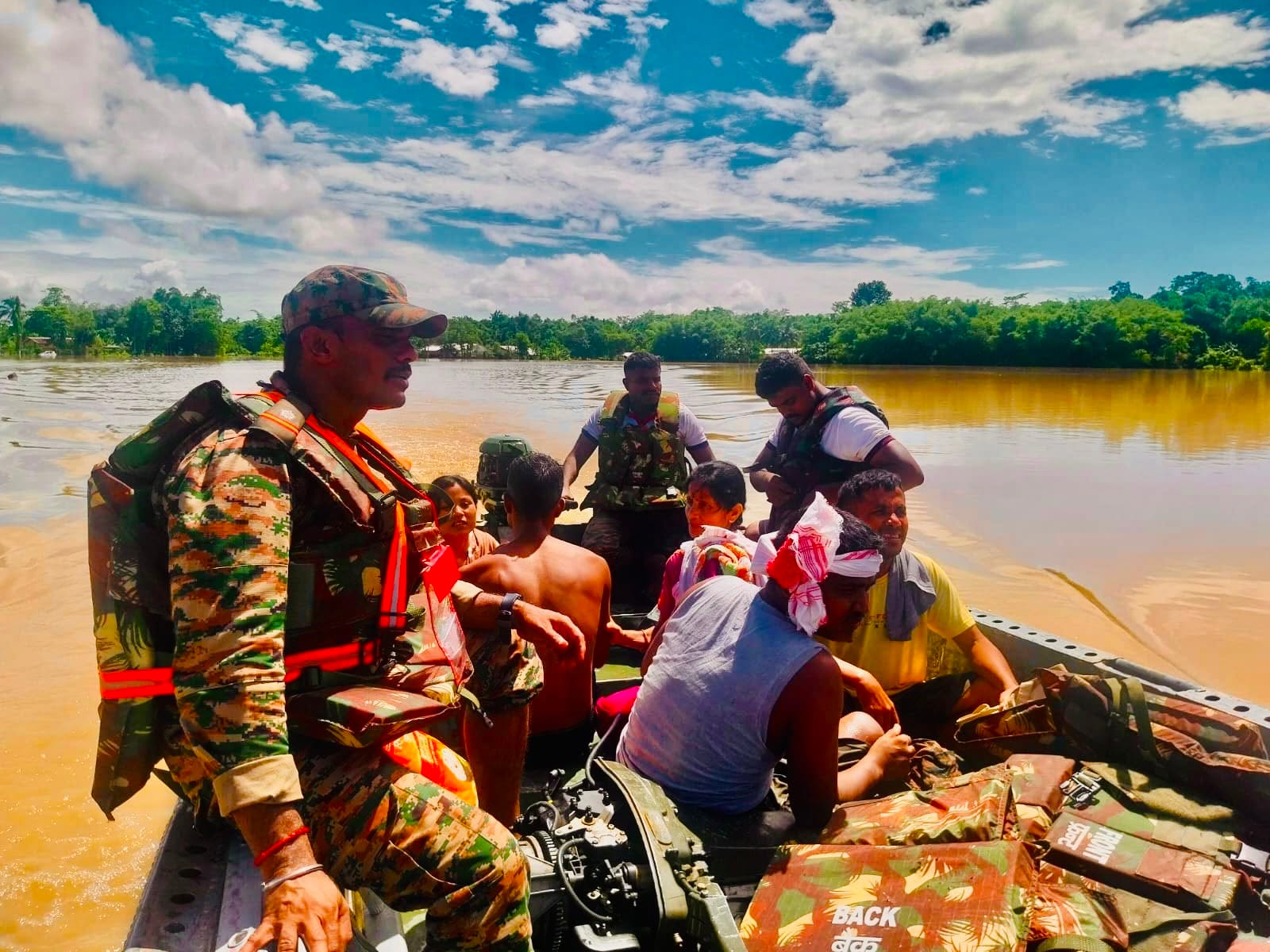 Assam Flood News: रेस्क्यू कार्य में लगी सेना Assam Flood News: रेस्क्यू कार्य में लगी सेना