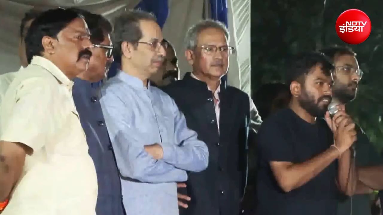 उद्धव ठाकरे पहुंचे जंतर मंतर, कहा- इस आंदोलन की चिंगारी बुझनी नहीं चाहिए