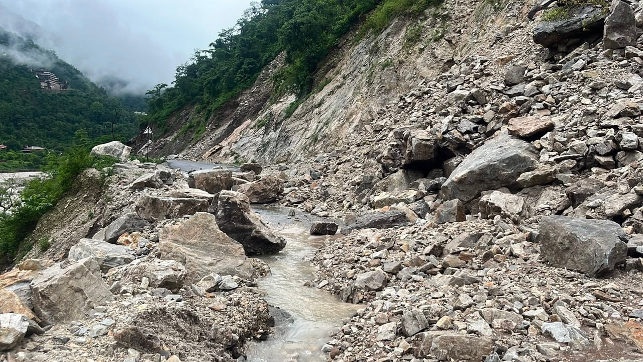 Uttarakhand Weather: लैंडस्लाइड का खतरा