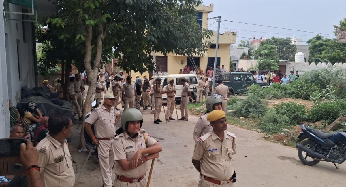 कार्रवाई के दौरान भारी पुलिस बल तैनात है. (NDTV Reporter) कार्रवाई के दौरान भारी पुलिस बल तैनात है. (NDTV Reporter)