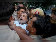 LIVE: पीएम हाउस के बाहर से प्रदर्शनकारियों को हटा रही पुलिस, राहुल-अखिलेश हिरासत में