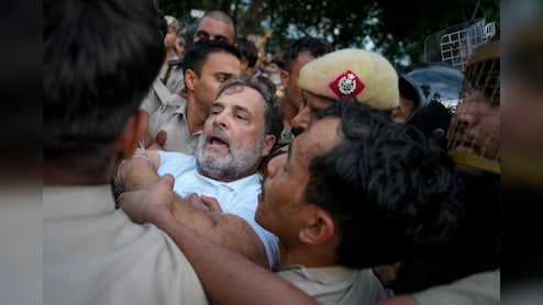 LIVE: राहुल-प्रियंका को पुलिस हिरासत से छोड़ा गया