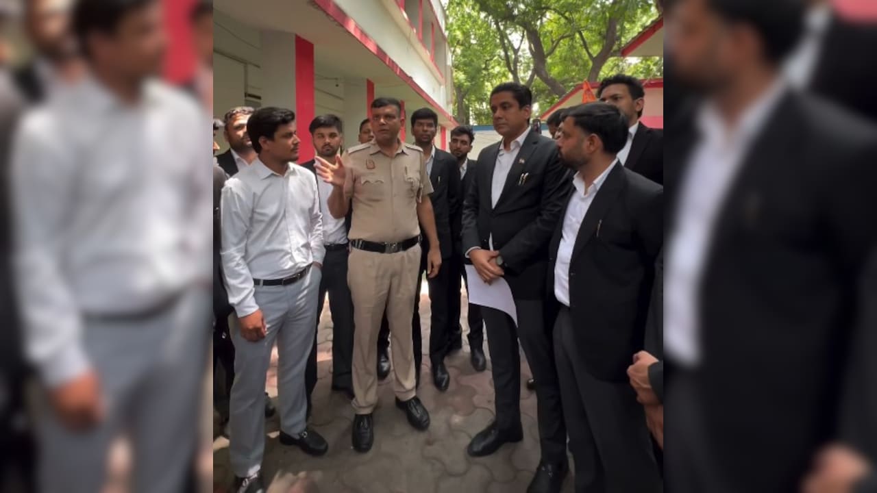 Delhi Police Apologies After Video Of Lawyers Being Manhandled Goes Viral