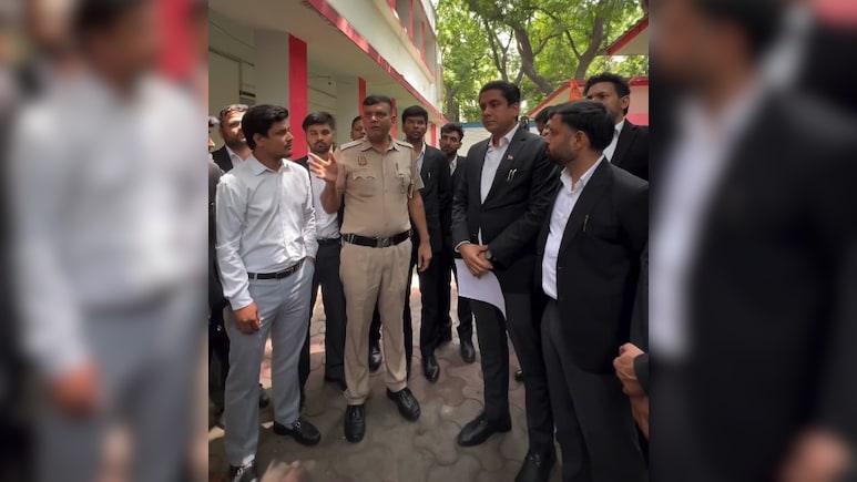 Delhi Police Apologies After Video Of Lawyers Being Manhandled Goes Viral