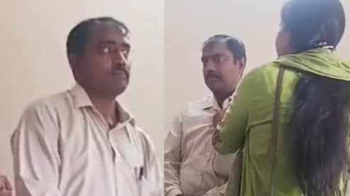 'मेरे को नोचेगा तू...', अश्&zwj;लील मैसेज भेजने वाले प्रोफेसर को छात्रा ने स&zwj;िखाया सबक, प&zwj;िटाई का VIDEO वायरल