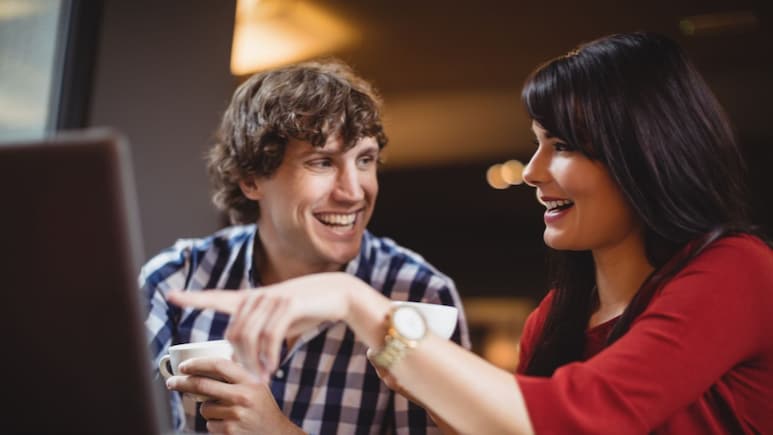 क्या Co-Worker को डेट करना सही है? Relationship Expert से जानें ऑफिस रोमांस के फायदे-नुकसान