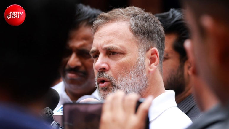 राहुल गांधी से घायल पुलिस वालों पर पूछा सवाल, जवाब मिला- BJP से हो क्या?
