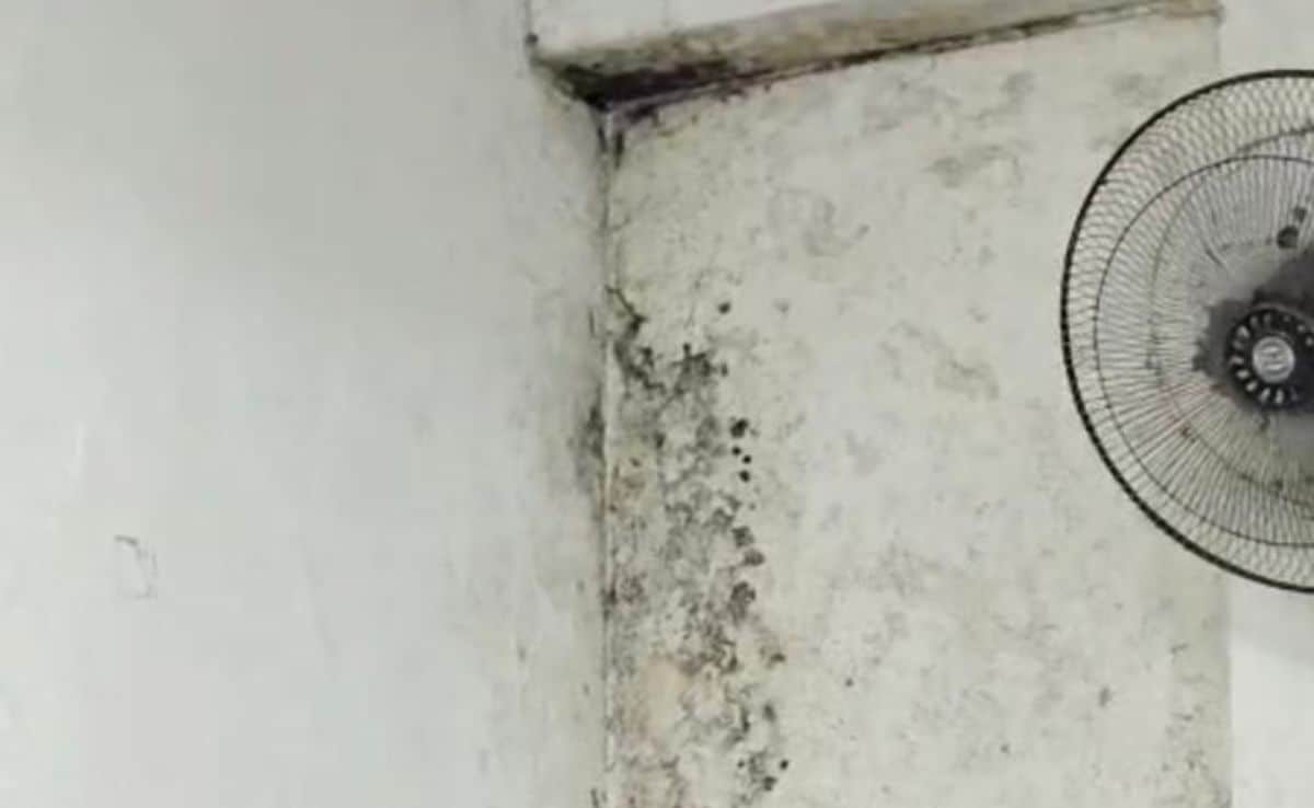 Seepage in a labour room in the New Medical College Hospital, Kota Seepage in a labour room in the New Medical College Hospital, Kota
