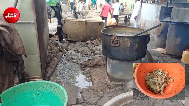 गंदगी के बीच बन रहा था खाना, रेल यात्रियों को परोसा जाना था, इटारसी रेलवे स्टेशन पर प्रशासन का छापा