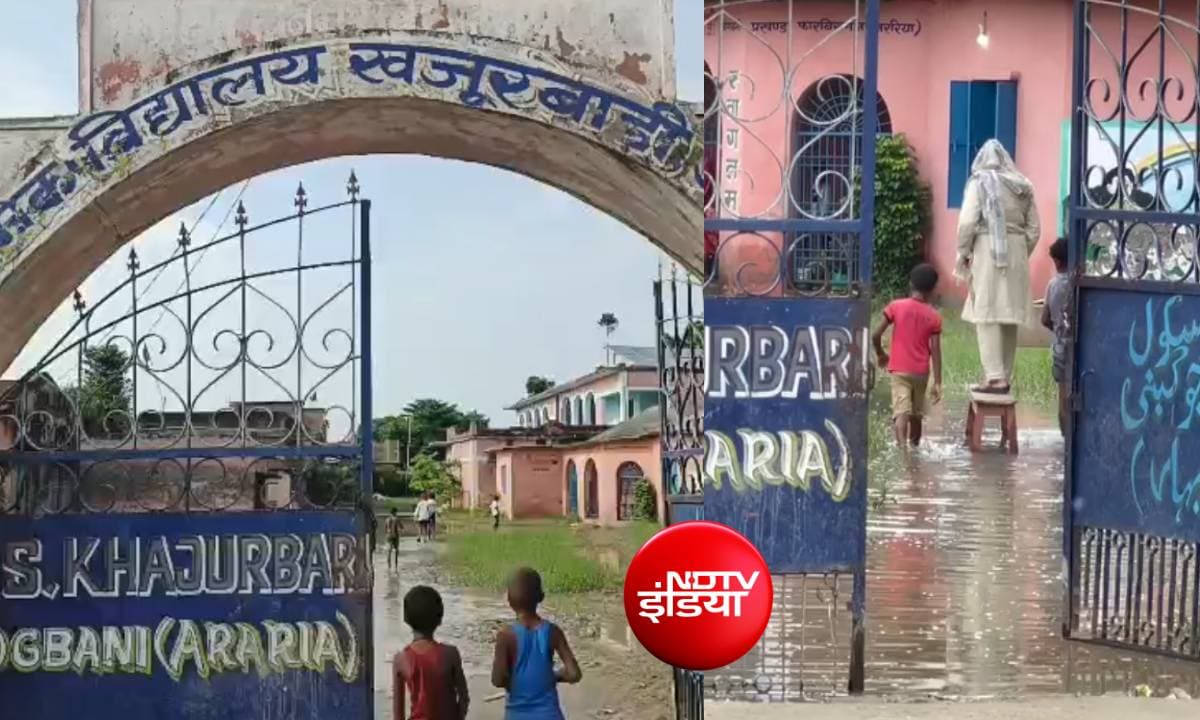 अररिया: पानी में पैर न भीगें, इसलिए मैडम ने बच्चों से उठवाई बेंच; वीडियो वायरल होने पर दी सफाई