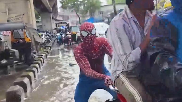 Viral Video Shows Bhiwandi's 'Spider-Man' Helping Commuters Navigate Waterlogged Roads | Watch