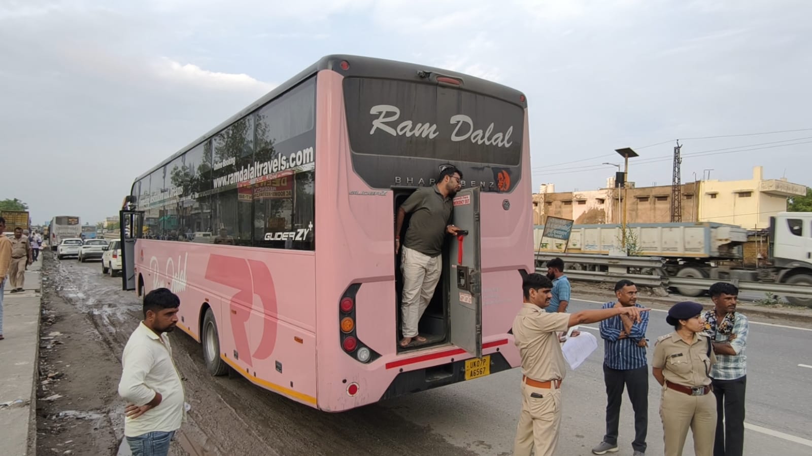 लग्जरी बस की चेकिंग के दौरान हुई घटना लग्जरी बस की चेकिंग के दौरान हुई घटना
