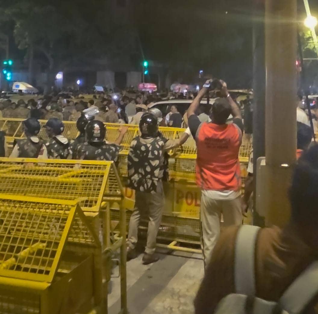 दिल्ली पुलिस के अपने कैमरापर्सन भी थे जो सबकुछ अपने कैमरे में कैद कर रहे थे (फोटो- एनडीटीवी) दिल्ली पुलिस के अपने कैमरापर्सन भी थे जो सबकुछ अपने कैमरे में कैद कर रहे थे (फोटो- एनडीटीवी)