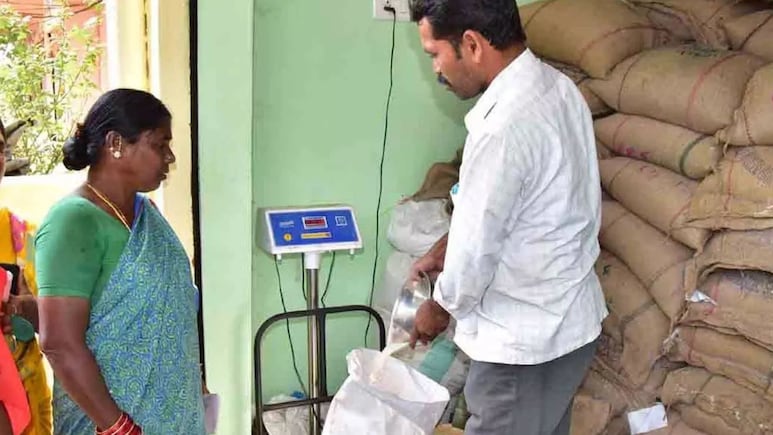 राशन कार्डधारकों के लिए जरूरी जानकारी, 5 किलो प्रति सदस्य का नियम, यहां समझें आपके हिस्से का कितना है फ्री राशन