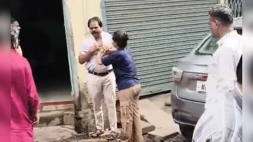 भाजपा बूथ अध्यक्ष की भतीजी ने की सरेराह पिटाई, 5 लाख के लोन को लेकर चल रहा विवाद&nbsp;