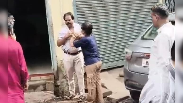 भाजपा बूथ अध्यक्ष की भतीजी ने की सरेराह पिटाई, 5 लाख के लोन को लेकर चल रहा विवाद&nbsp;