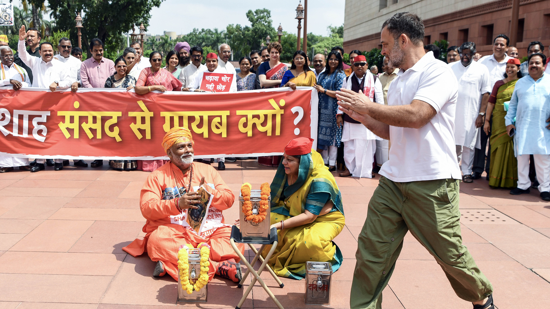 Dressed In Saffron, Pappu Yadav Enacts Donation Theft, Rahul Gandhi Joins