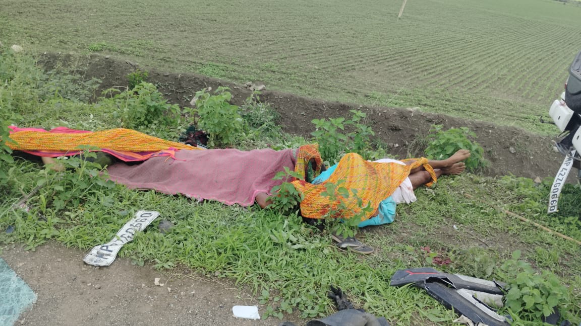सड़क किनारे पड़े शव. 