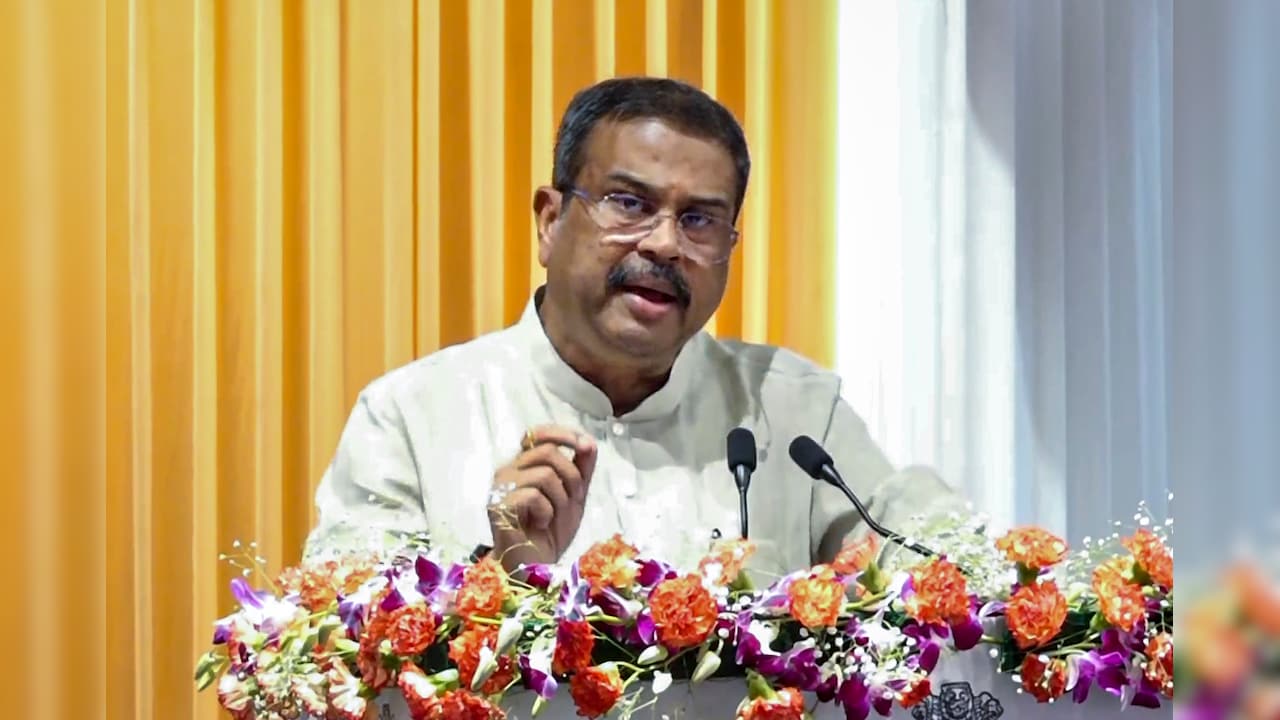 धर्मेंद्र प्रधान के इस्तीफे पर किसने क्या कहा? AAP से कांग्रेस तक ने कुछ यूं दी प्रतिक्रिया