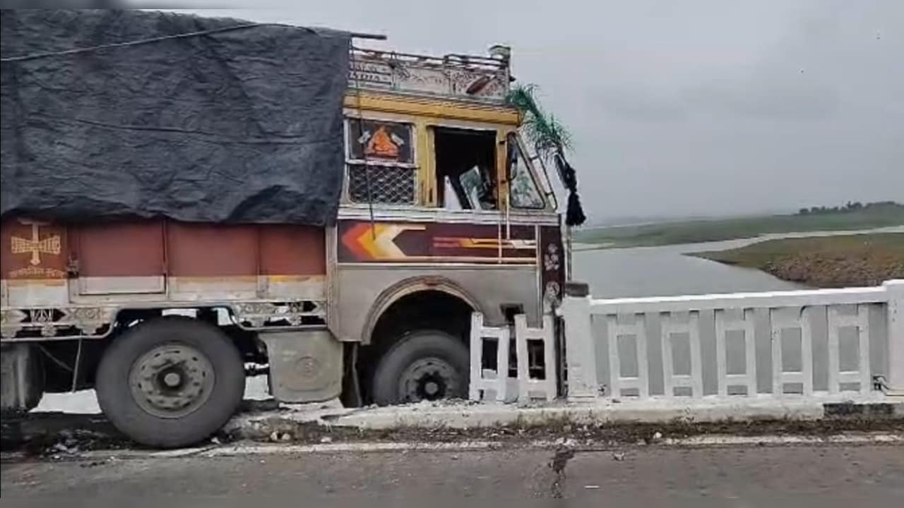 ट्रक का एक हिस्सा पुल के नीचे लटक गया. (NDTV) ट्रक का एक हिस्सा पुल के नीचे लटक गया. (NDTV)