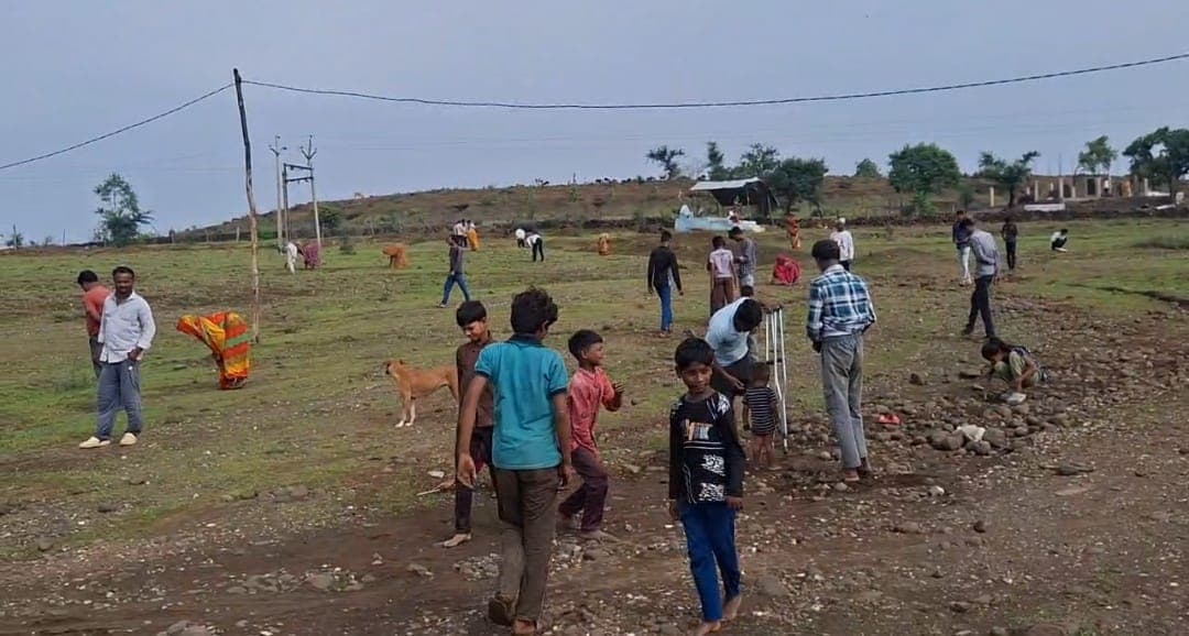 सागर जिले के देवरी के जैतपुर डोमा गांव में मनके खोजते ग्रामीण. 
