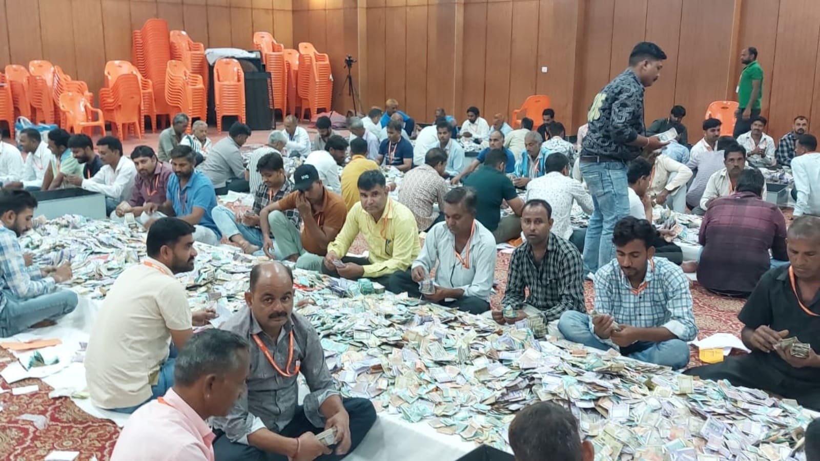 सांवरिया सेठ मंदिर में चढ़ावे की गिनती 7 चरणों में हुई. सांवरिया सेठ मंदिर में चढ़ावे की गिनती 7 चरणों में हुई.