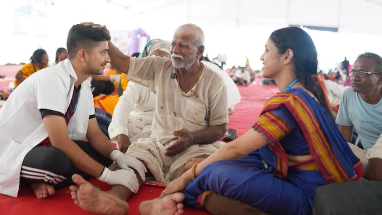 Ashadhi Wari : वारकऱ्यांच्या चेहऱ्यावर समाधान! सेवेला संत परंपरेची जोड; लोकसहभागातून साकारली 'चरणसेवा'