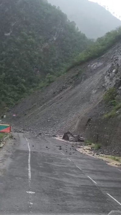 टिहरी–उत्तरकाशी बॉर्डर पर नगुण के पास लगातार पहाड़ी से पत्थर गिर रहे टिहरी–उत्तरकाशी बॉर्डर पर नगुण के पास लगातार पहाड़ी से पत्थर गिर रहे