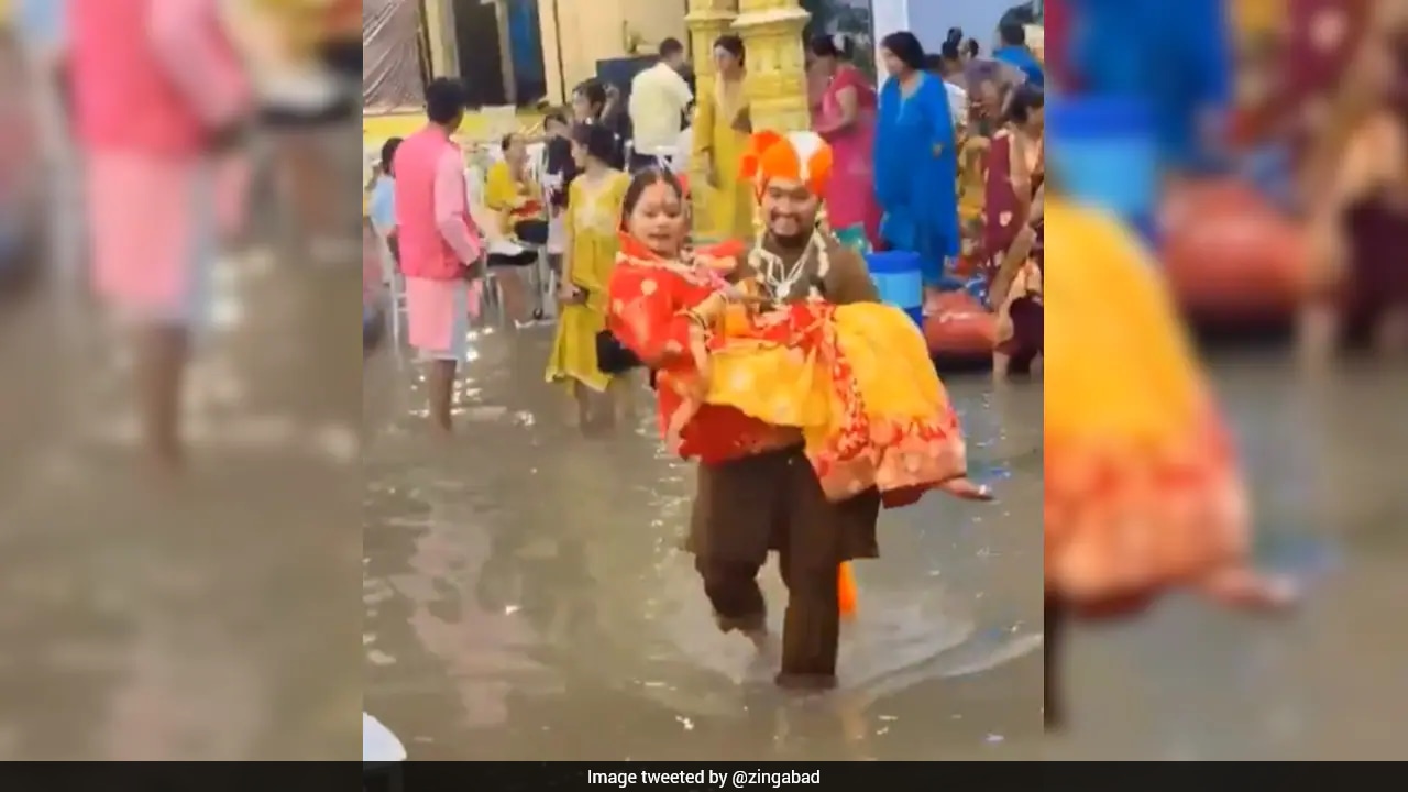 भारी बारिश के कारण पानी में डूबा मंडप, फिल्मी 'हीरो' की तरह दुल्हन को गोद में उठाकर दूल्हे ने पूरे किए फेरे