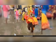 भारी बारिश के कारण पानी में डूबा मंडप, फिल्मी 'हीरो' की तरह दुल्हन को गोद में उठाकर दूल्हे ने पूरे किए फेरे