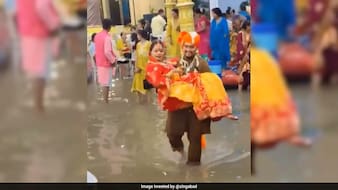 भारी बारिश के कारण पानी में डूबा मंडप, फिल्मी 'हीरो' की तरह दुल्हन को गोद में उठाकर दूल्हे ने पूरे किए फेरे
