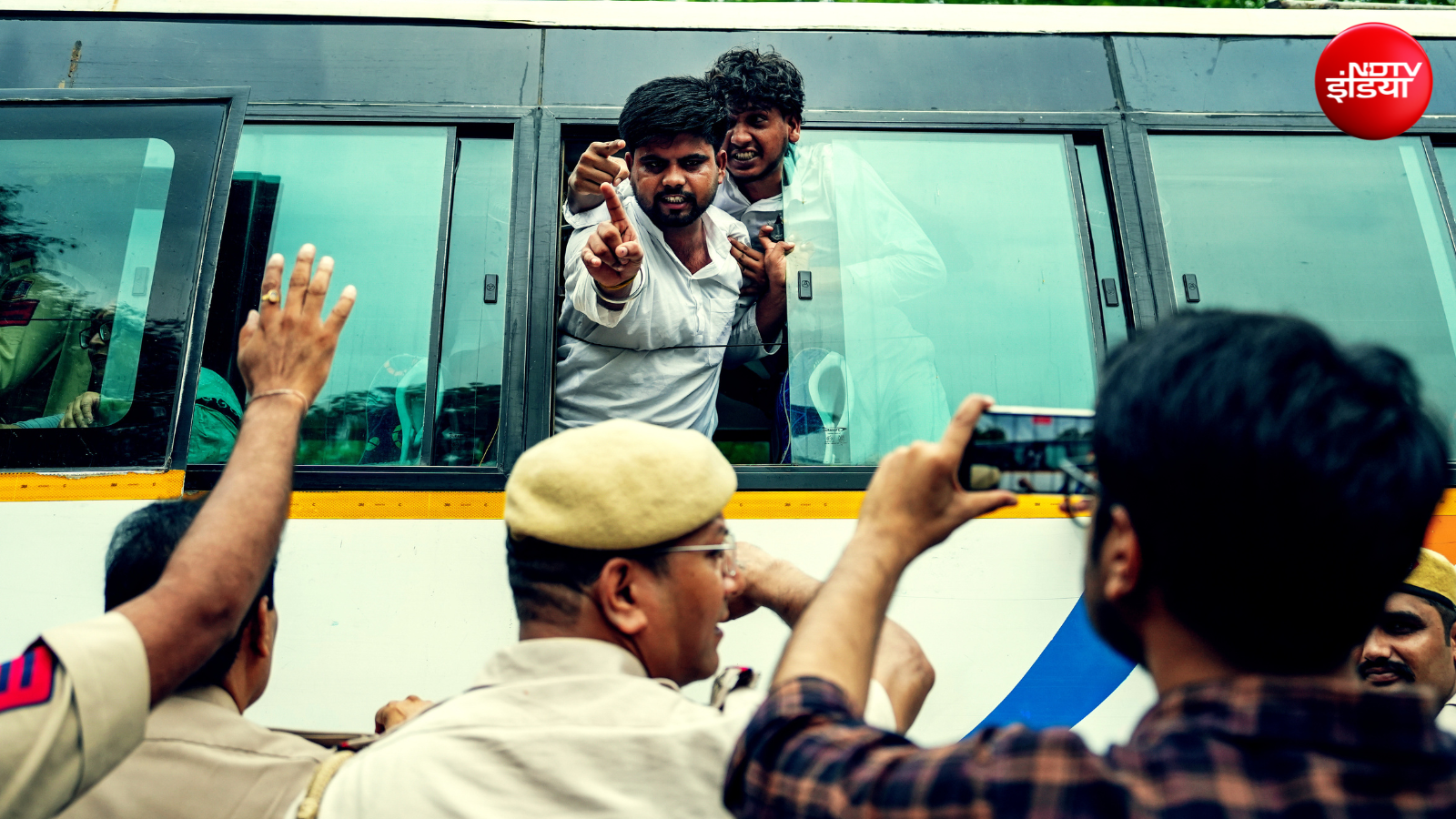प्रदर्शन के दौरान हिरासत या गिरफ्तारी हो तो आपके पास क्या होते हैं संवैधानिक अधिकार? Explainer