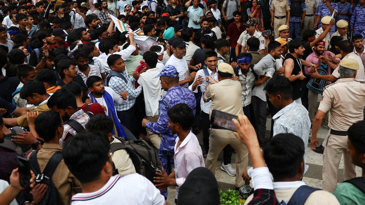 Police restrain CJP supporters gathered near Jantar Mantar, ahead of a planned march to Parliament Police restrain CJP supporters gathered near Jantar Mantar, ahead of a planned march to Parliament