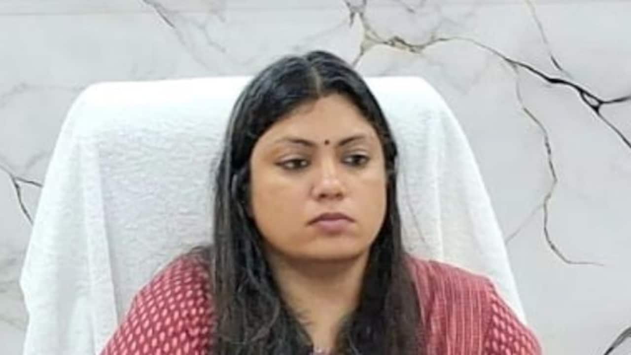 IAS मेधा रूपम DM नोएडा के खिलाफ जमानती वारंट, इलाहाबाद हाईकोर्ट ने क्‍यों उठाया यह सख्‍त कदम?