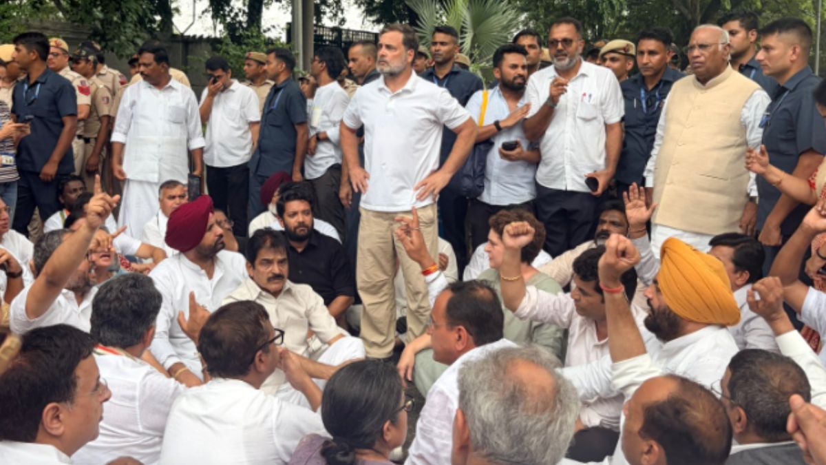 Rahul, Priyanka Gandhi Protest Outside PM's House Over Paper Leaks