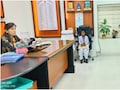 हाथ में गुलाब लेकर DM ऑफिस पहुंचीं स्कूली छात्राएं, मासूमियत में पूछा एक सवाल- मैडम आप IAS कैसे बनीं?