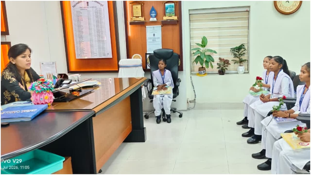 हाथ में गुलाब लेकर DM ऑफिस पहुंचीं स्कूली छात्राएं, मासूमियत में पूछा एक सवाल- मैडम आप IAS कैसे बनीं?