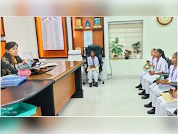 हाथ में गुलाब लेकर DM ऑफिस पहुंचीं स्कूली छात्राएं, मासूमियत में पूछा एक सवाल- मैडम आप IAS कैसे बनीं?