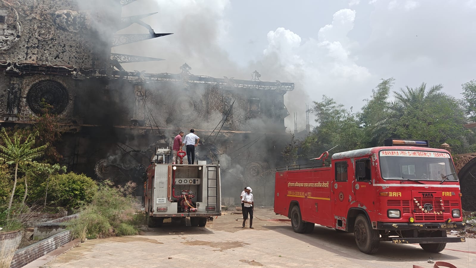गुरुग्राम के किंगडम ऑफ ड्रीम्स में लगी भीषण आग, दमकल की कई गाड़ियां आग बुझाने में जुटी