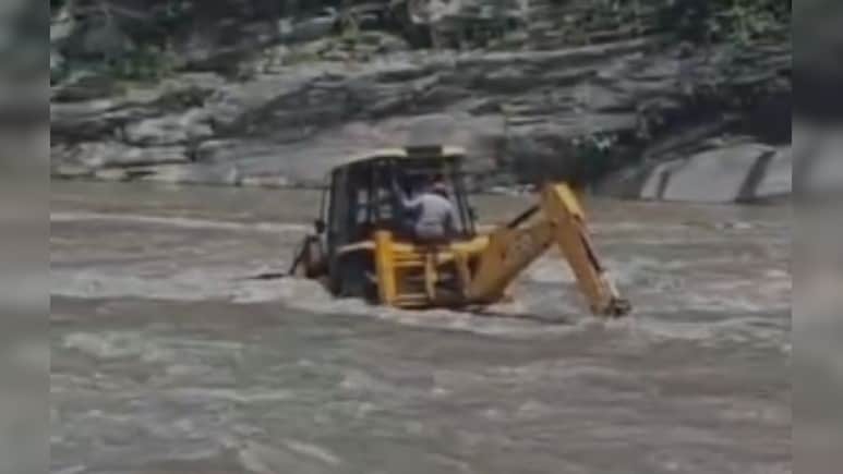 उत्तराखंड: मंदाकिनी नदी के तेज बहाव में फंसी JCB, रेस्क्यू टीम ने चालक और सहयोगी की बचाई जान