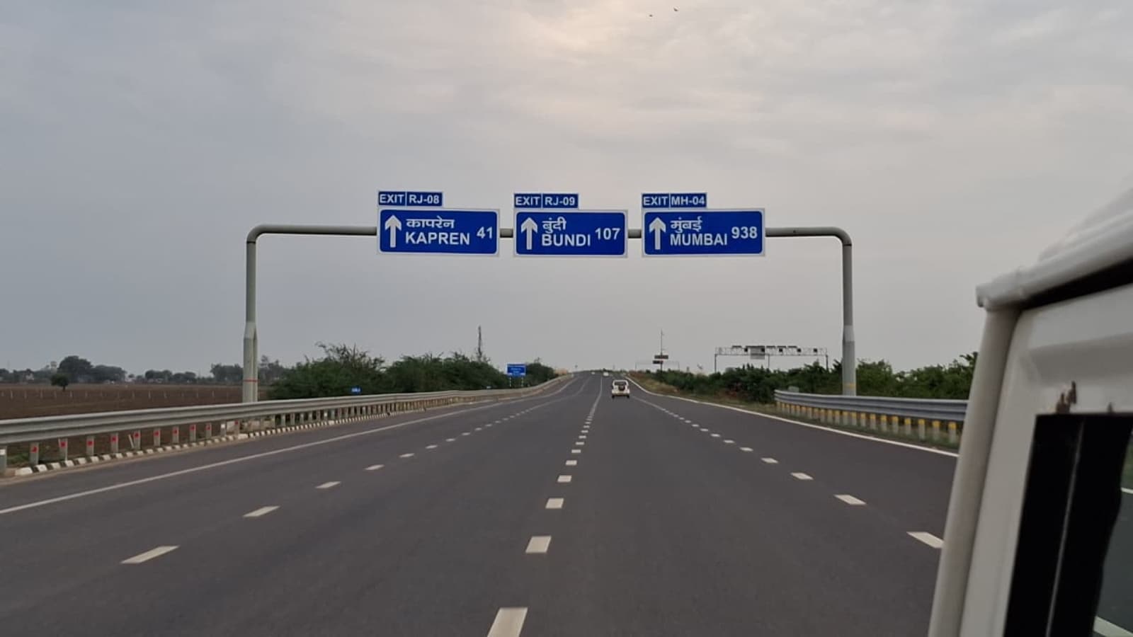 केंद्रीय परिवहन मंत्री ने दिल्ली-मुंबई एक्सप्रेसवे के कार्यां का जायजा लिया.