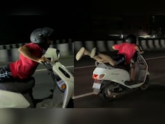 स्कूटी पर स्टंटबाजी, लड़के की इस हरकत को देख लोगों का फूटा गुस्सा, VIDEO पर ही लगा दी क्लास