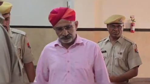 LDC परीक्षा में नकल कराने के मुख्&zwj;यारोपी पदम स&zwj;िंह सह&zwj;ित 3 टीचर सस्पेंड, केंद्र अधीक्षक पर फैसला बाकी