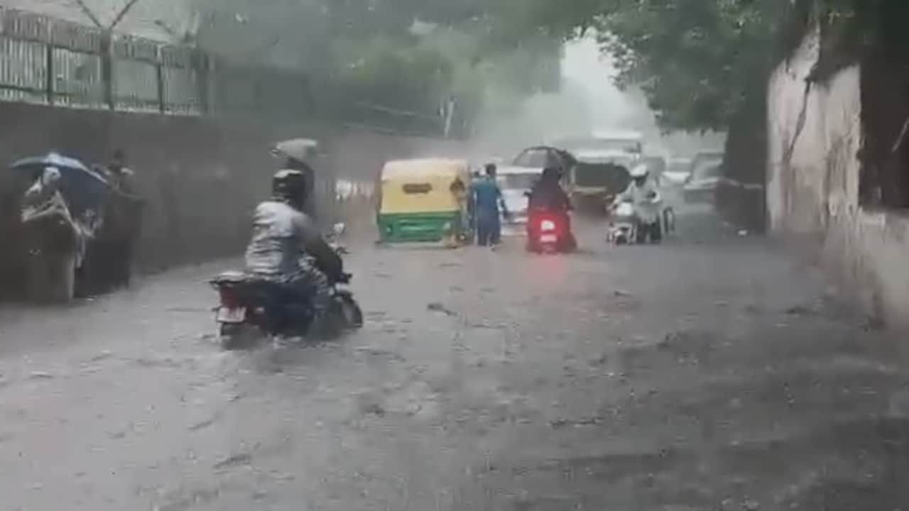 नोएडा की सड़कें बारिश से बनी दरिया