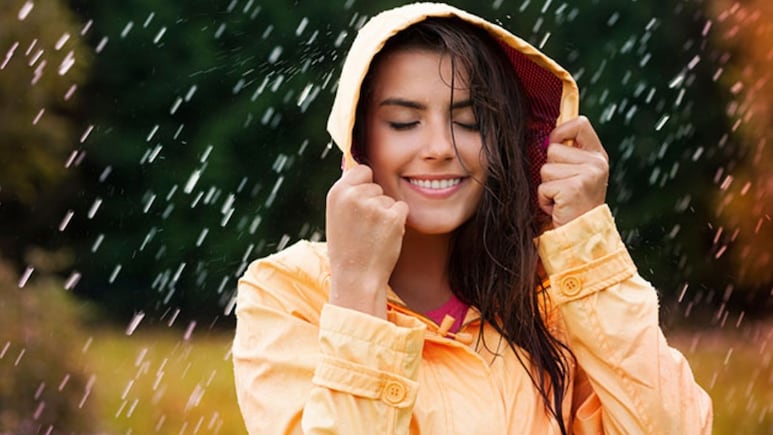 Monsoon Fashion Tips: पसीना, नमी और बारिश से बचाएंगे ये फैब्रिक्स, जानिए इस मौसम में कौन सा कपड़ा पहनना है सबसे सही?