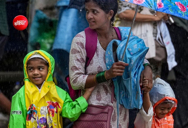 मुंबई में भारी बारिश अलर्ट: 6 जुलाई को स्कूल-कॉलेज रहेंगे बंद, BMC ने लोगों से की घरों में रहने की अपील