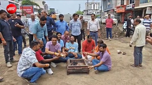 ओवरब्रिज निर्माण में लापरवाही: अधिकारियों की बेरुखी से फूटा जनता का गुस्सा, सर्विस रोड की मांग को लेकर किया चक्काजाम