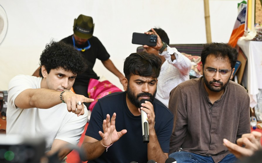 Abhijeet Dipke flanked by CJP spokespersons Saurav Das (left) and Ashutosh Ranka Abhijeet Dipke flanked by CJP spokespersons Saurav Das (left) and Ashutosh Ranka